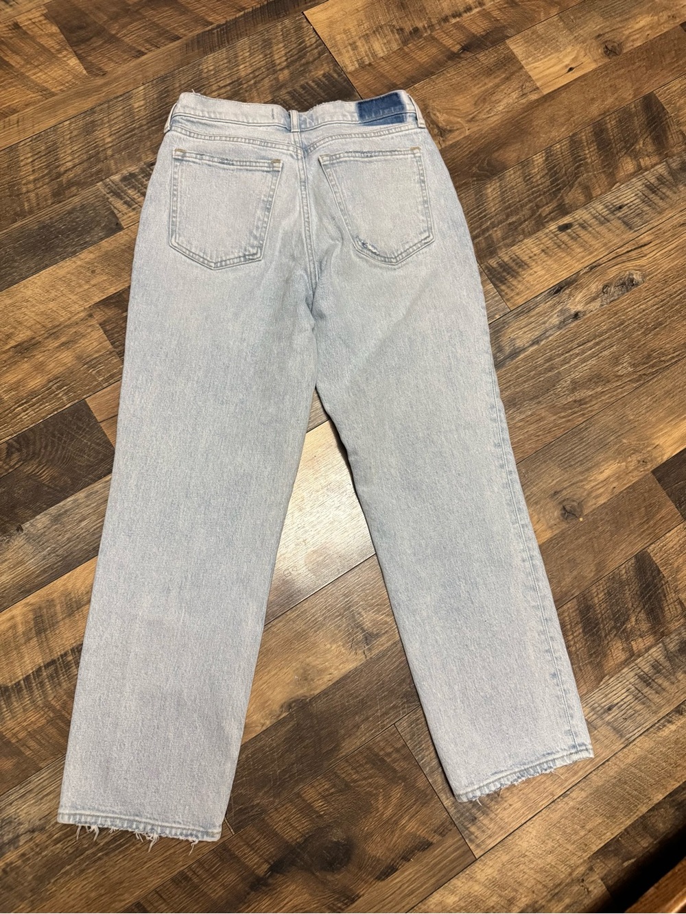 A & F The 90s Straight
Low Rise Light Wash Straight Leg Jeans - Picture 5 of 7